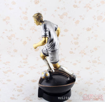 成德居樹脂工藝品 銀色人物踢球造型獎杯擺件，專業定制與批發服務